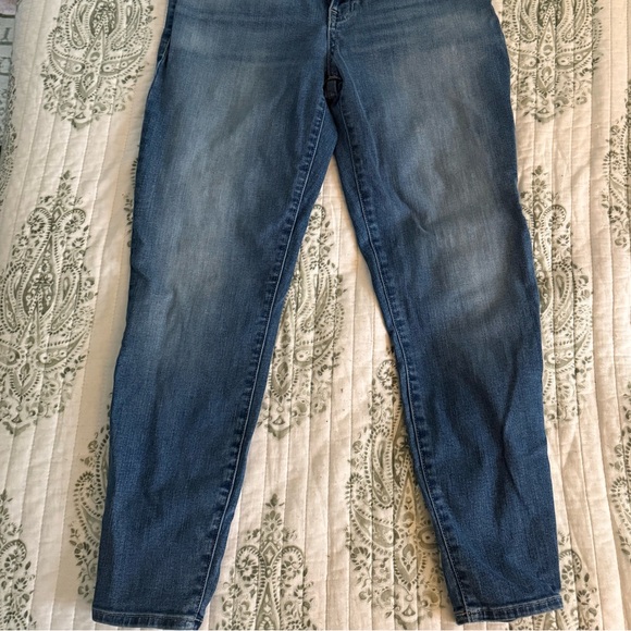 Lucky Brand Women’s Classic Blue Jeans - Picture 4 of 4